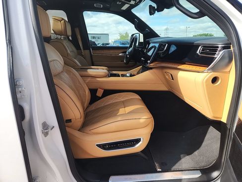 Used 2022 Jeep Grand Wagoneer Series III w/ Rear-Seat Entertainment Group AWD/4WD image 9