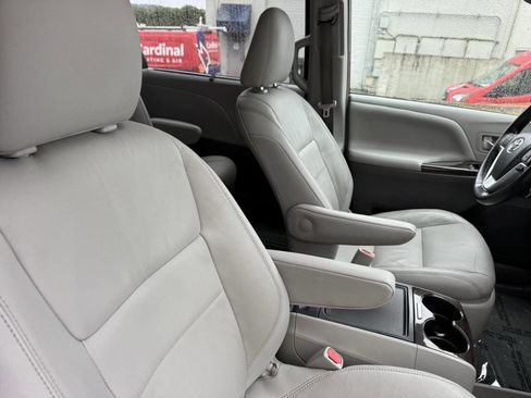 Used 2018 Toyota Sienna XLE Premium w/ Carpet Mat Package image 21