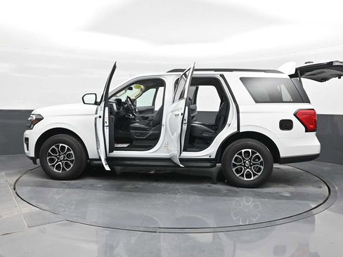 Used 2024 Ford Expedition XLT image 40