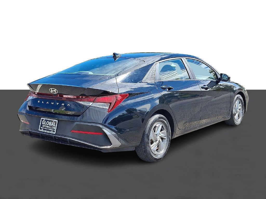 Used 2024 Hyundai Elantra SE FWD image 7