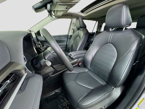 Certified 2023 Toyota Highlander XLE image 18