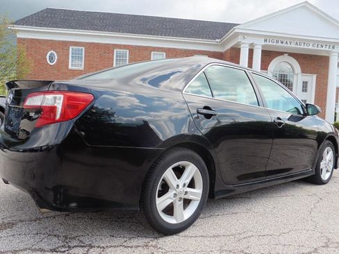 Used 2014 Toyota Camry SE w/ Moonroof Package FWD image 19