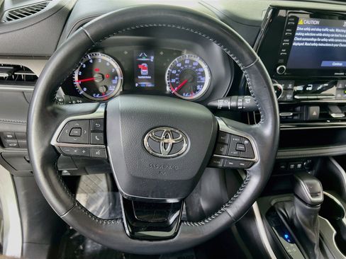 Used 2021 Toyota Highlander LE AWD/4WD image 11