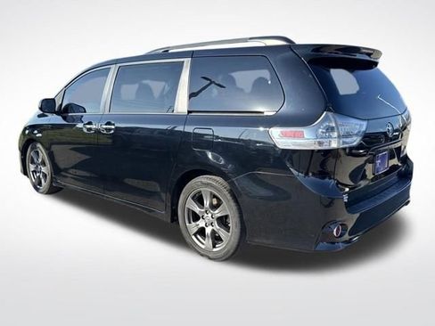 Used 2017 Toyota Sienna SE image 3