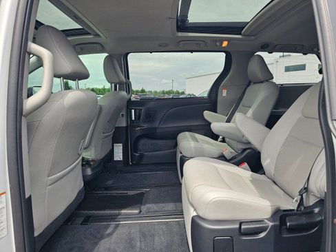 Used 2020 Toyota Sienna Limited FWD image 20