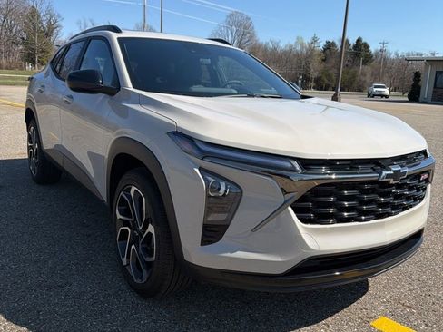 New 2026 Chevrolet Trax RS w/ Sunroof Package FWD image 3