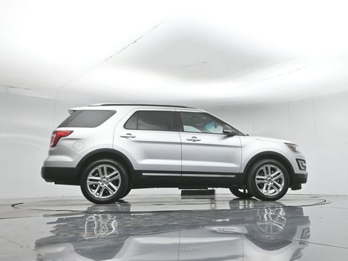 Used 2017 Ford Explorer XLT w/ Equipment Group 202A FWD image 54
