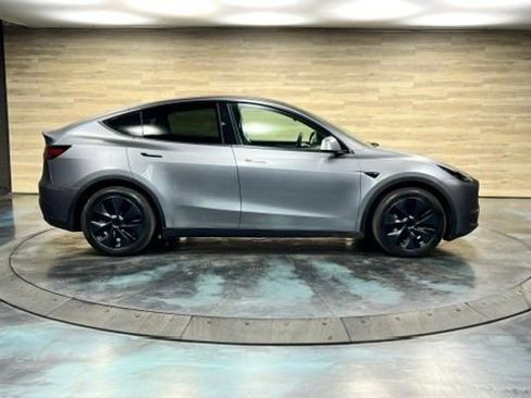 Used 2025 Tesla Model Y Long Range AWD/4WD image 25