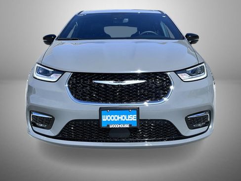 Used 2025 Chrysler Pacifica Select image 2