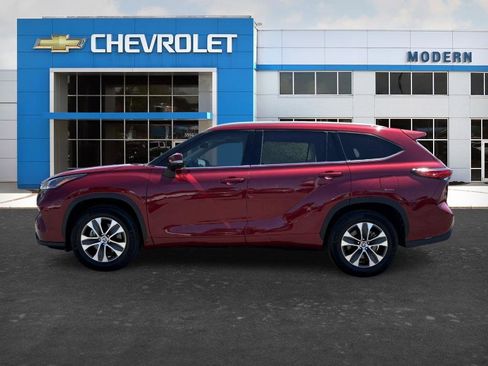 Used 2022 Toyota Highlander XLE FWD image 2