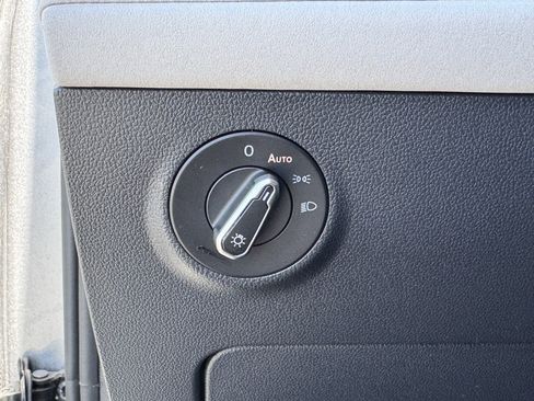 Used 2025 Volkswagen Taos SE image 29