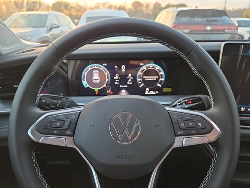 New 2026 Volkswagen Tiguan SE image 9