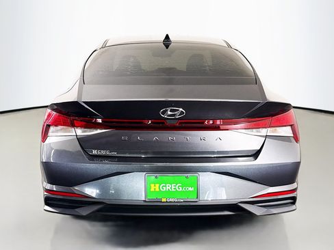 Used 2022 Hyundai Elantra SE FWD image 8
