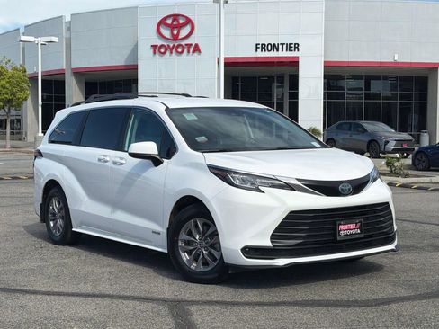 Certified 2021 Toyota Sienna LE image 1