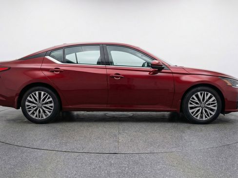 Used 2025 Nissan Altima 2.5 SV FWD image 11