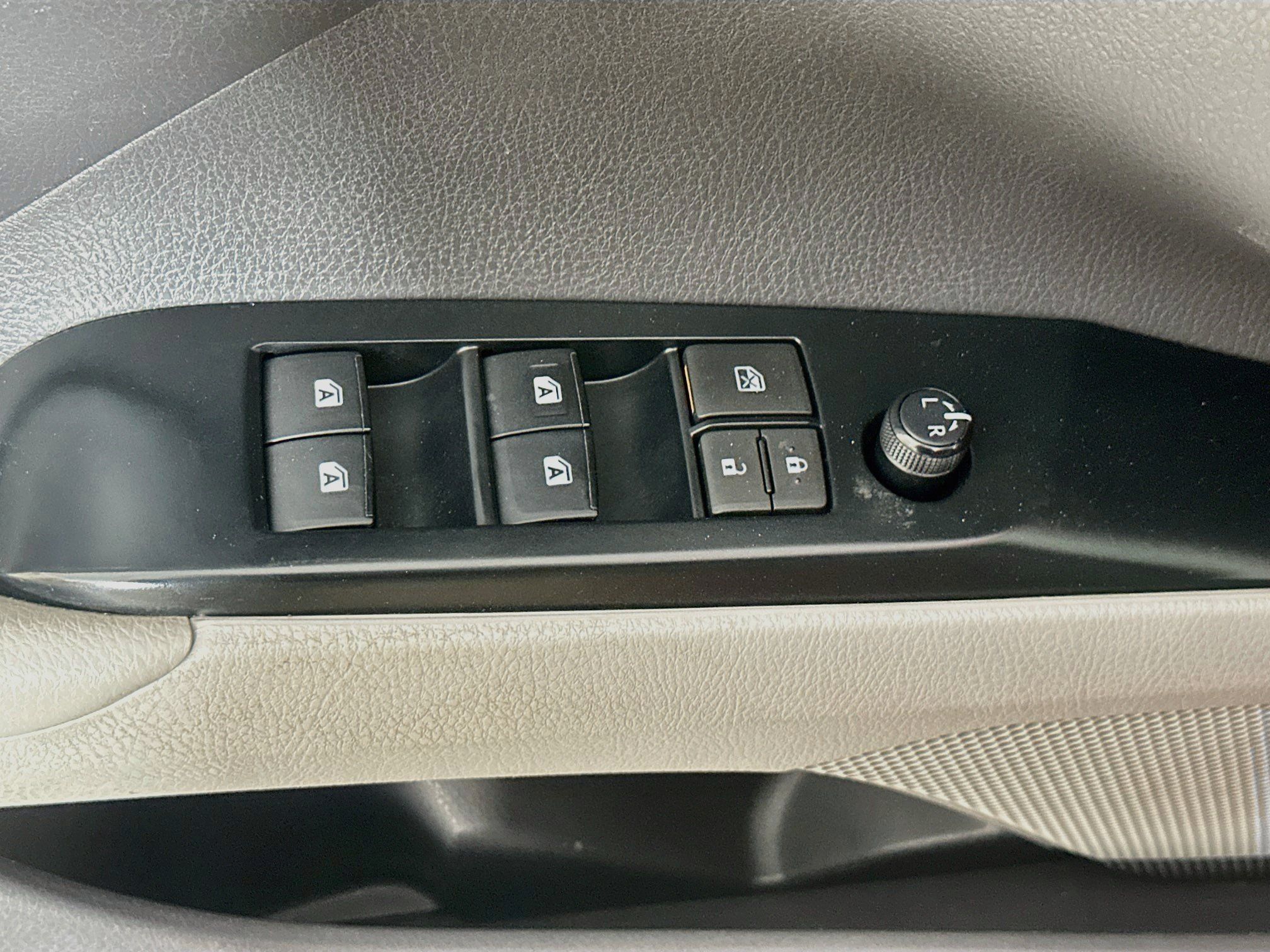 Used 2019 Toyota Camry SE w/ Carpet Mat Package FWD image 15