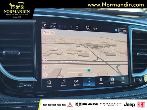 Used 2024 Chrysler Pacifica Limited FWD image 9