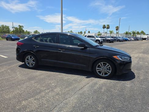 Used 2017 Hyundai Elantra SE FWD image 2