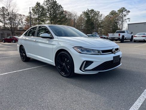 Used 2025 Volkswagen Jetta SE image 6