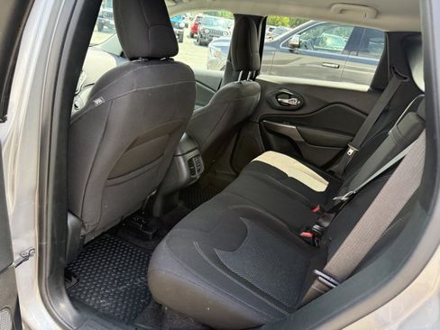 Used 2019 Jeep Cherokee Latitude w/ Cold Weather Group AWD/4WD image 12