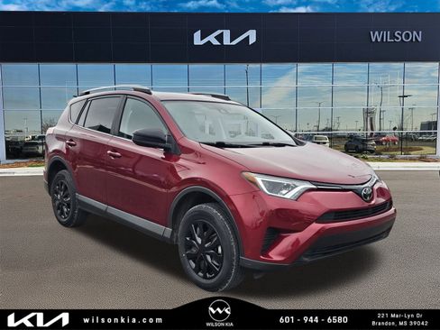 Used 2018 Toyota RAV4 LE image 1