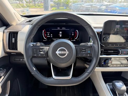 Used 2022 Nissan Pathfinder Platinum w/ Lighting Package (N92) FWD image 16