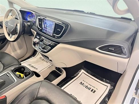 Used 2019 Chrysler Pacifica Limited image 11