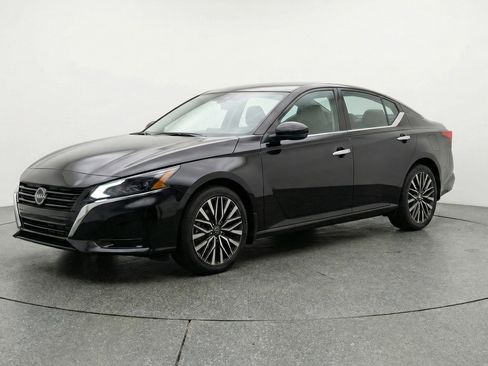 Used 2025 Nissan Altima 2.5 SV image 3