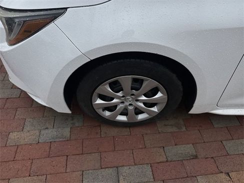 Used 2020 Toyota Corolla LE image 2