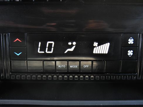 Used 2024 Jeep Wagoneer L Series II RWD image 47