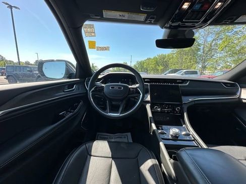 Used 2023 Jeep Grand Cherokee Overland AWD/4WD image 16