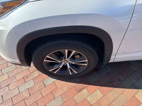 Used 2018 Toyota Highlander LE FWD image 2
