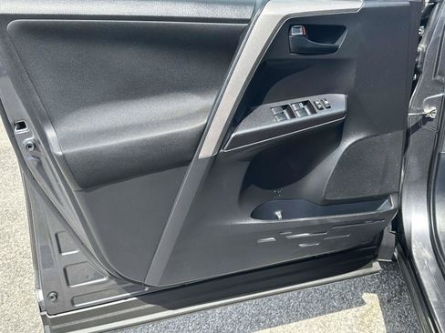 Used 2018 Toyota RAV4 LE AWD/4WD image 17