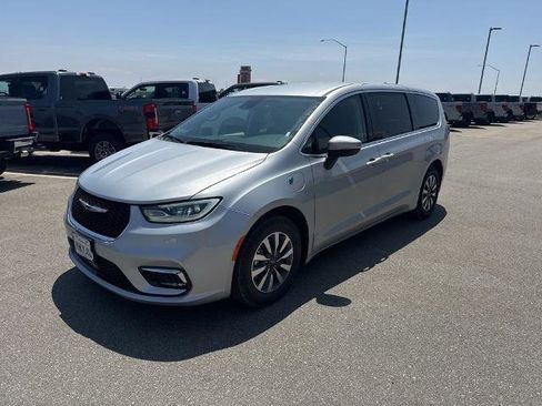 Used 2023 Chrysler Pacifica Touring-L FWD image 3