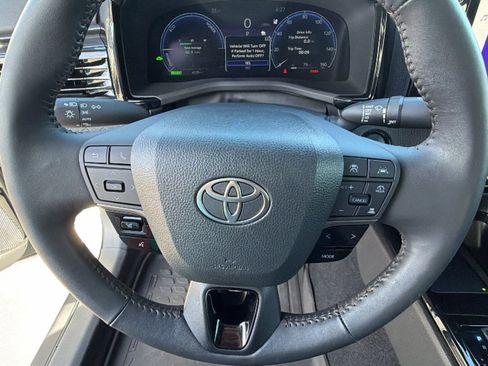 Used 2025 Toyota Camry XLE image 18