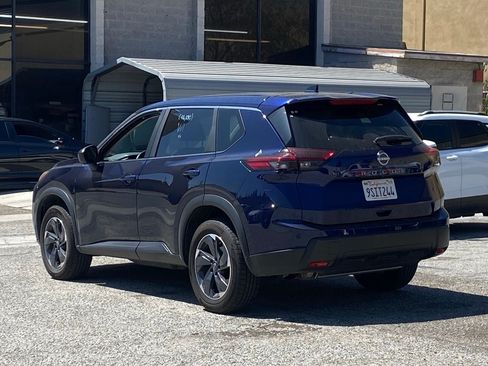 Certified 2025 Nissan Rogue SV FWD image 4