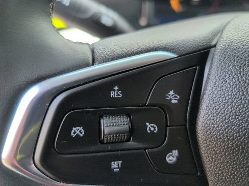 Used 2024 Chevrolet Trax LT w/ Sunroof Package FWD image 21