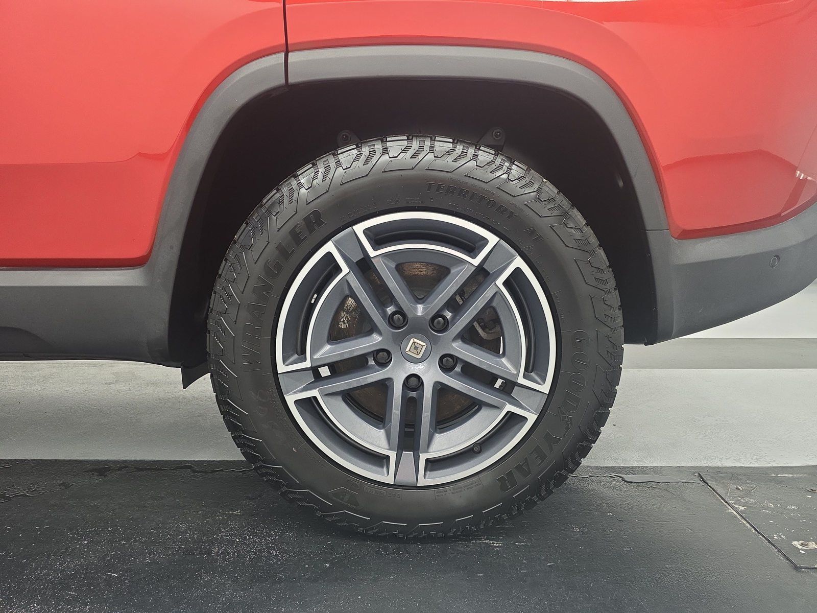 Used 2025 Rivian R1S Adventure Dual AWD/4WD image 10