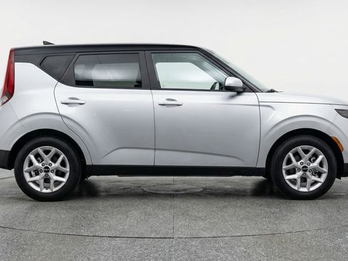 Used 2025 Kia Soul LX w/ LX Technology Package FWD image 11