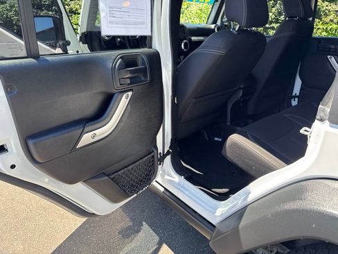 Used 2016 Jeep Wrangler Unlimited Rubicon w/ Connectivity Group AWD/4WD image 36