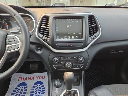 Used 2017 Jeep Cherokee Trailhawk w/ Comfort/Convenience Group AWD/4WD image 19
