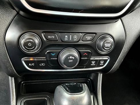 Used 2021 Jeep Cherokee Latitude Plus image 22