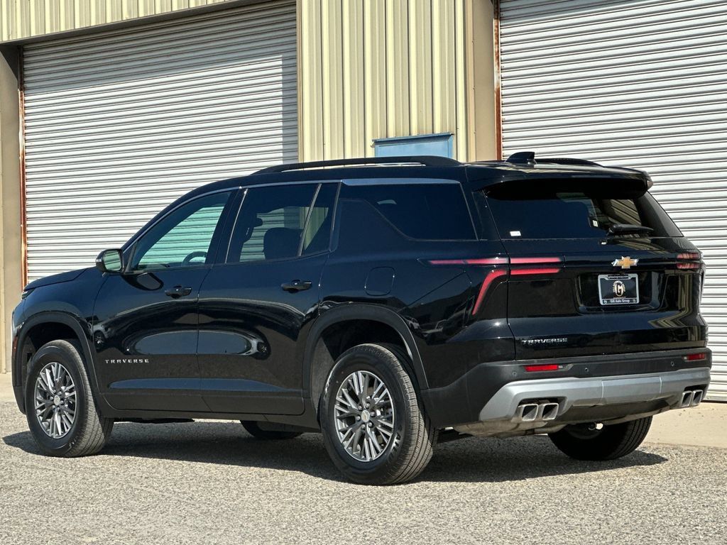 Used 2025 Chevrolet Traverse LT FWD image 6