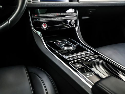 Used 2017 Jaguar XF Premium image 6