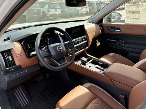 New 2026 Nissan Pathfinder Platinum FWD image 11