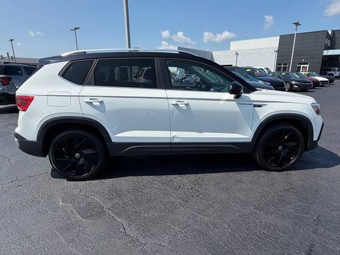 Used 2024 Volkswagen Taos SE AWD/4WD image 12