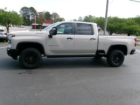 New 2026 Chevrolet Silverado 2500 ZR2 AWD/4WD image 8