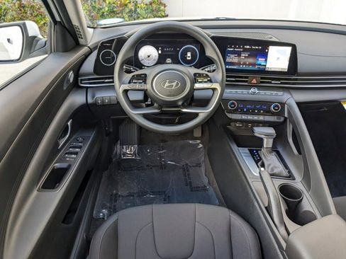 Used 2025 Hyundai Elantra Sport image 13