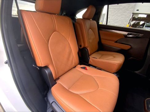 Used 2020 Toyota Highlander Platinum image 17