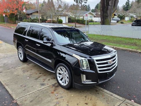 Used 2017 Cadillac Escalade ESV Luxury image 3